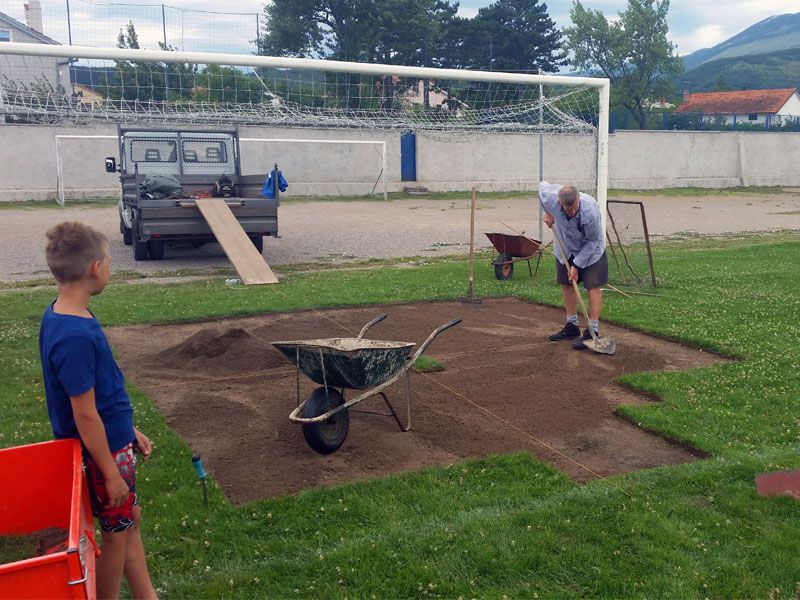 Započela sanacija nogometnog travnjaka u Dražicama