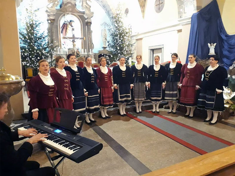 Vokalna skupina Zvir mještanima podarila lepezu božićnih pjesama