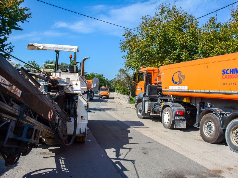 Krpanje udarnih rupa na dionici ceste Ratulji - Lubarska