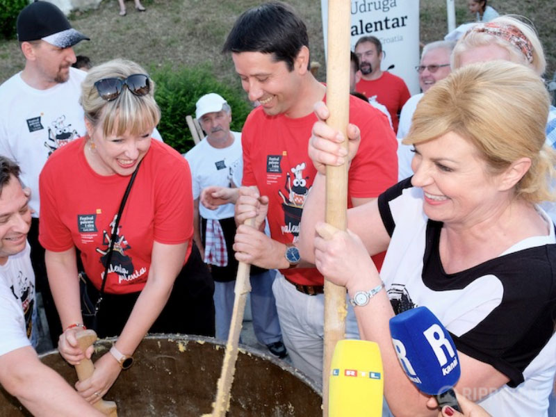 Festival palente i sira:  I predsjednica kuhala ovogodišnju palentu kompiricu