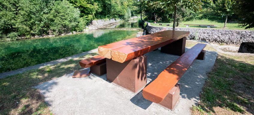 Obnovljen stol i klupe u Lukežima